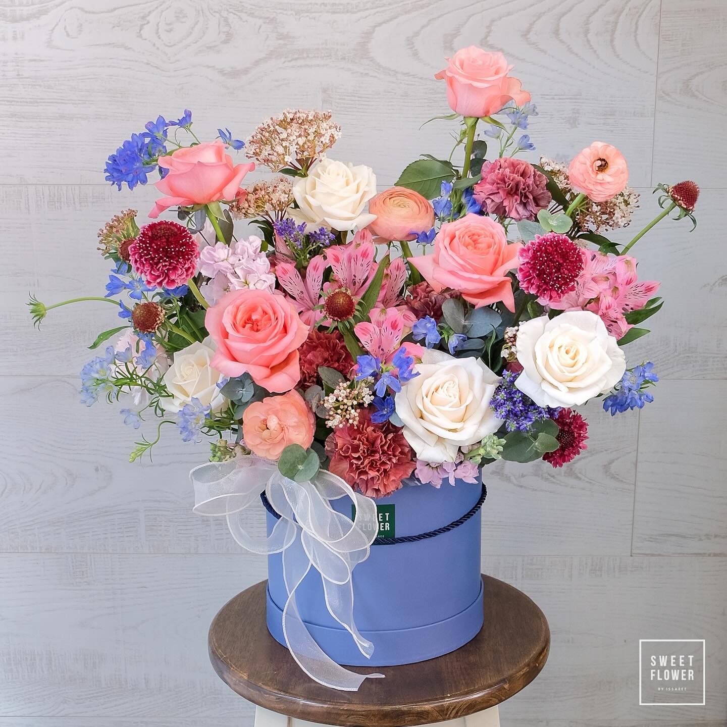 กล่อง หลากสี หวาน ดอกไม้หลัก กุหลาบ คาร์เนชั่น ดาเลีย — ผลงานร้านดอกไม้ Sweetflower by Issaree — ภาพที่ 2 จาก 2