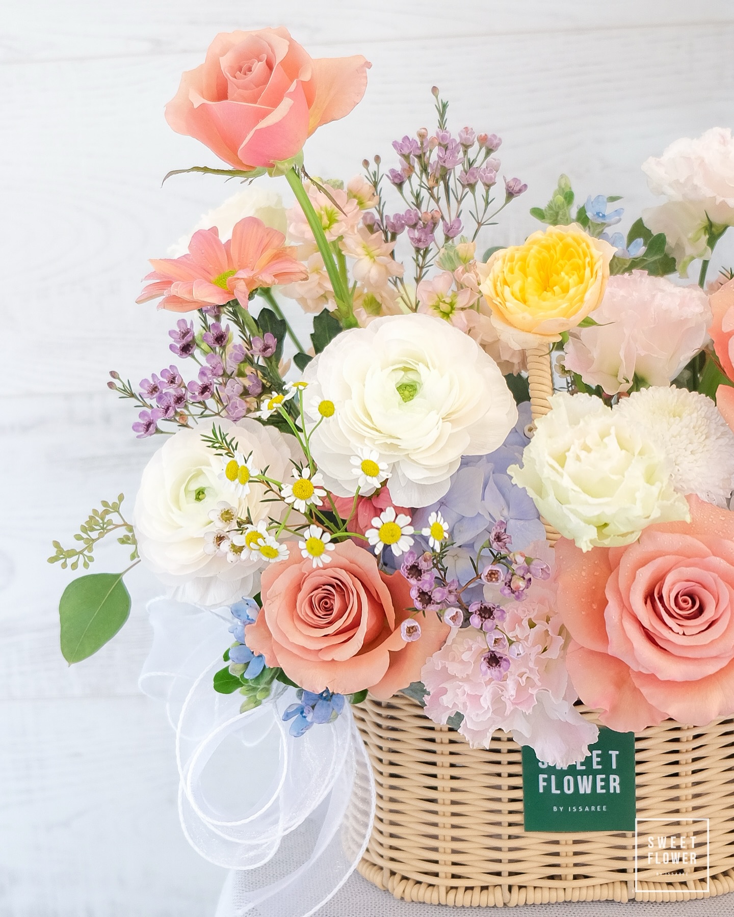 ตะกร้า พาสเทล หวาน ดอกไม้หลัก กุหลาบ คาร์เนชั่น รันนันคูรัส — ผลงานร้านดอกไม้ Sweetflower by Issaree — ภาพที่ 4 จาก 4