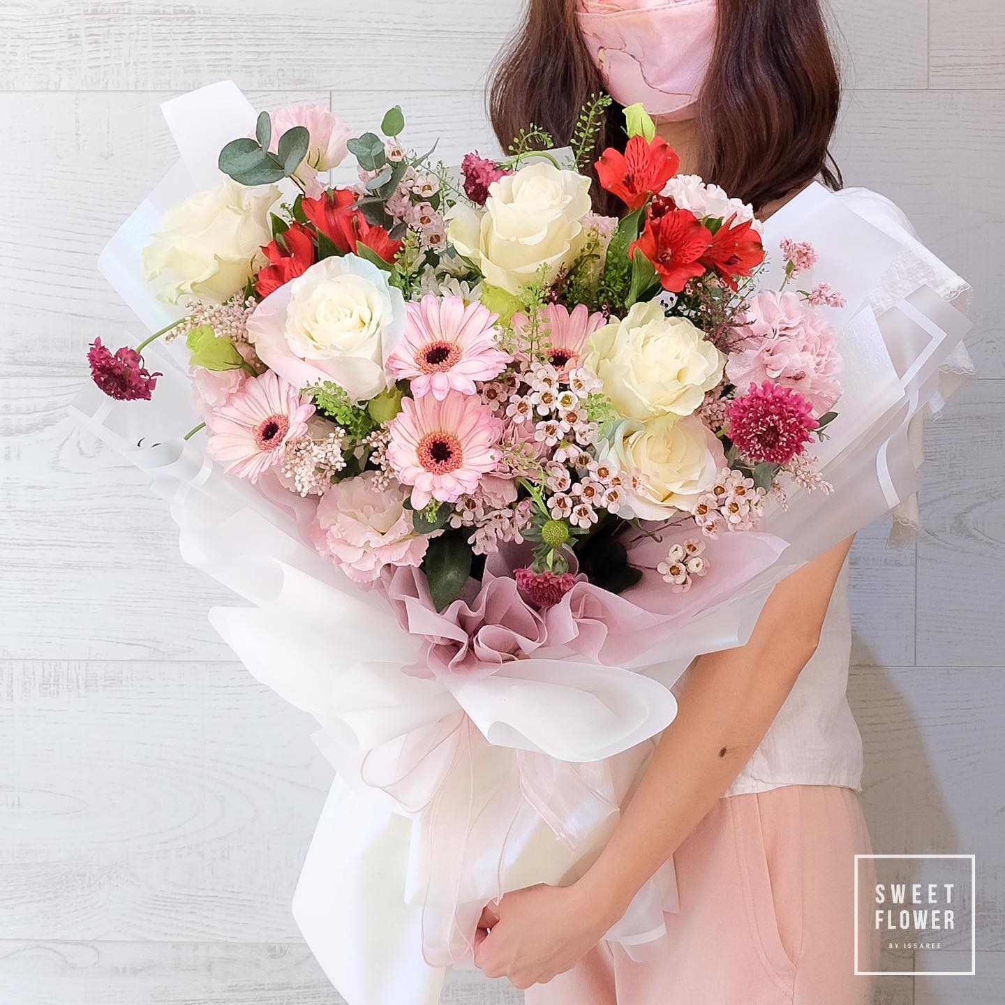 ช่อ พาสเทล หวาน ดอกไม้หลัก กุหลาบ เดซี่/มาร์กาเร็ต คาร์เนชั่น — ผลงานร้านดอกไม้ Sweetflower by Issaree — ภาพที่ 2 จาก 2