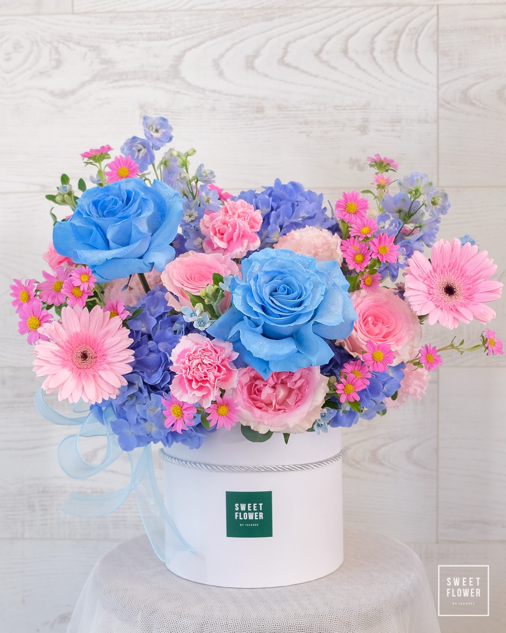 กล่อง ชมพู ฟ้า หวาน ดอกไม้หลัก กุหลาบ ไฮเดรนเยีย เยอบีร่า — ผลงานร้านดอกไม้ Sweetflower by Issaree — ภาพที่ 3 จาก 3