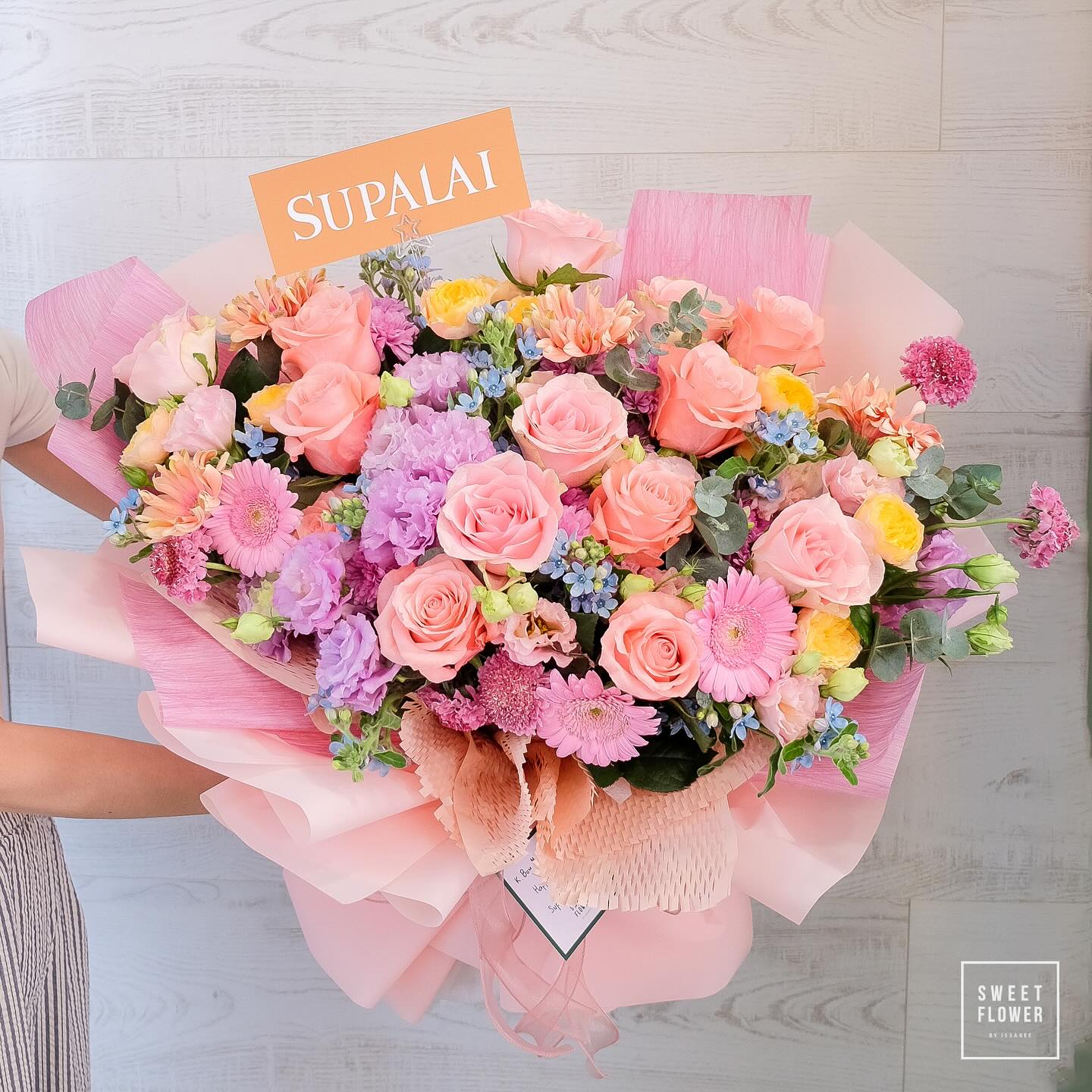 ช่อ พาสเทล หวาน ดอกไม้หลัก กุหลาบ เยอบีร่า คาร์เนชั่น — ผลงานร้านดอกไม้ Sweetflower by Issaree — ภาพที่ 2 จาก 2