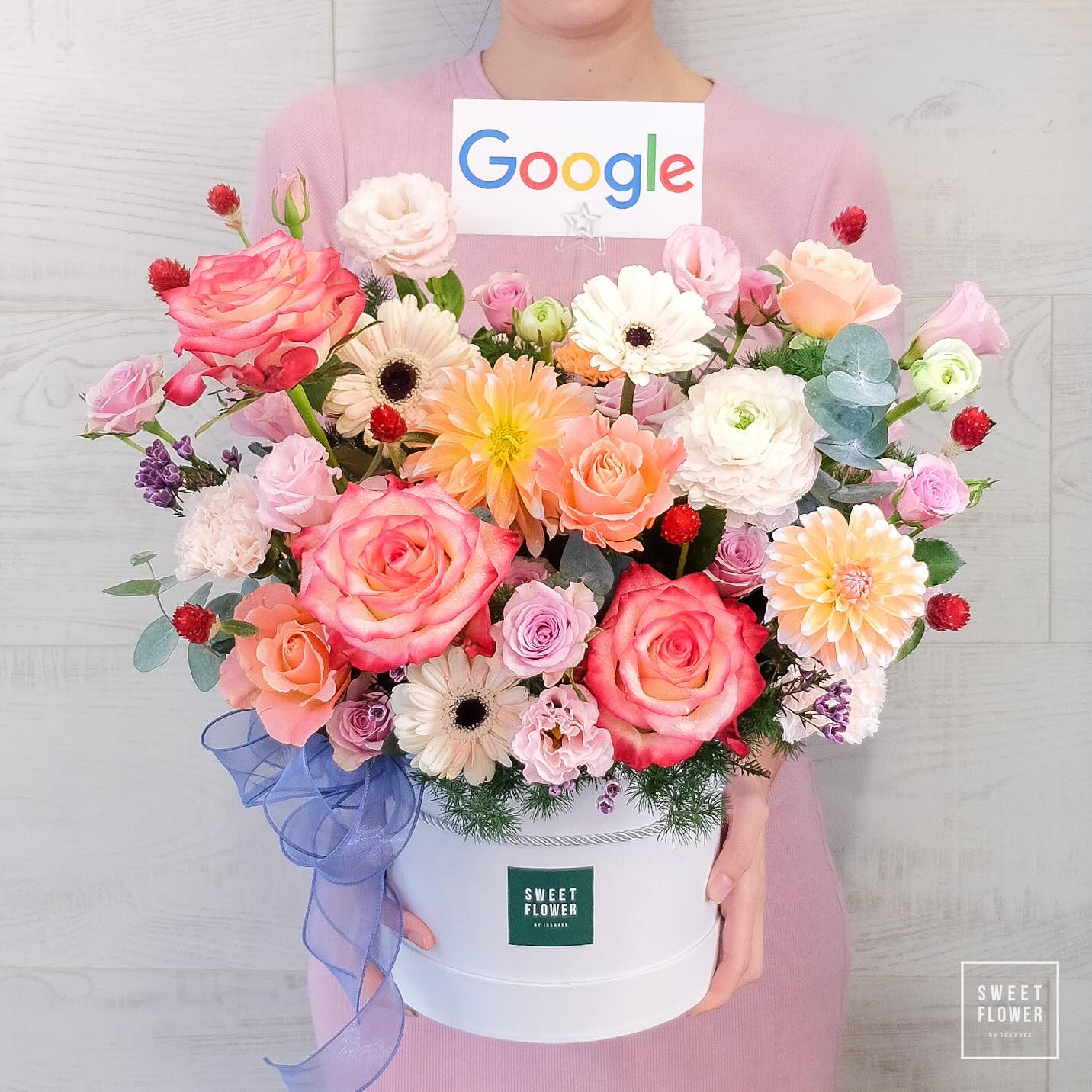 กล่อง หลากสี หวาน ดอกไม้หลัก กุหลาบ เดซี่/มาร์กาเร็ต คาร์เนชั่น — ผลงานร้านดอกไม้ Sweetflower by Issaree — ภาพที่ 2 จาก 2