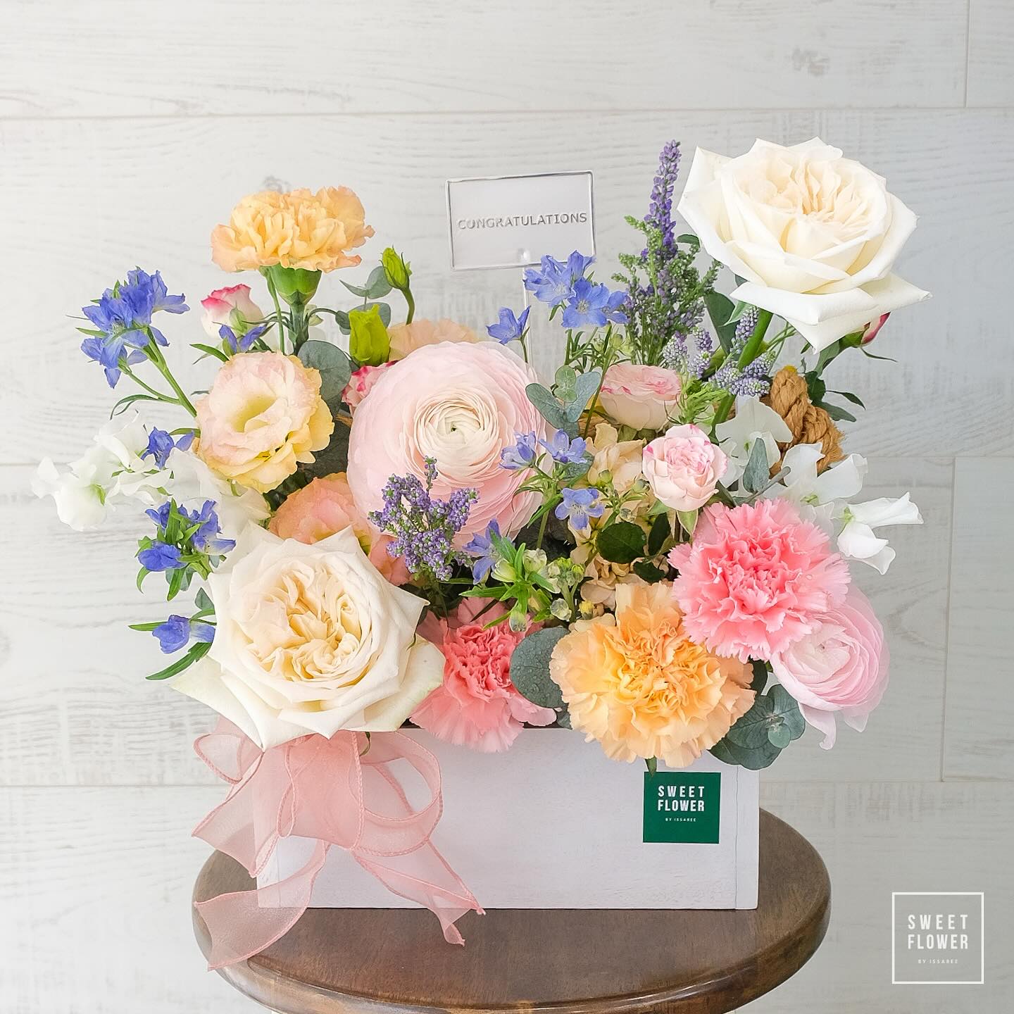 ตะกร้า พาสเทล คลาสสิก ดอกไม้หลัก กุหลาบ คาร์เนชั่น ไลแซนทัส — ผลงานร้านดอกไม้ Sweetflower by Issaree