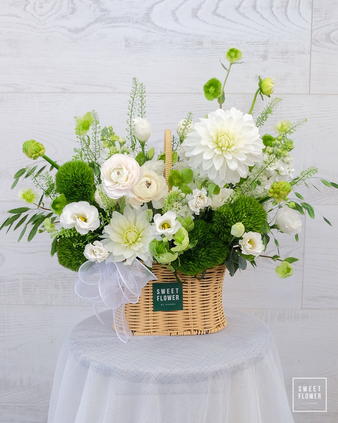 ตะกร้า ขาว-เขียว คลาสสิก ดอกไม้หลัก ดาเลีย — ผลงานร้านดอกไม้ Sweetflower by Issaree — ภาพที่ 2 จาก 2