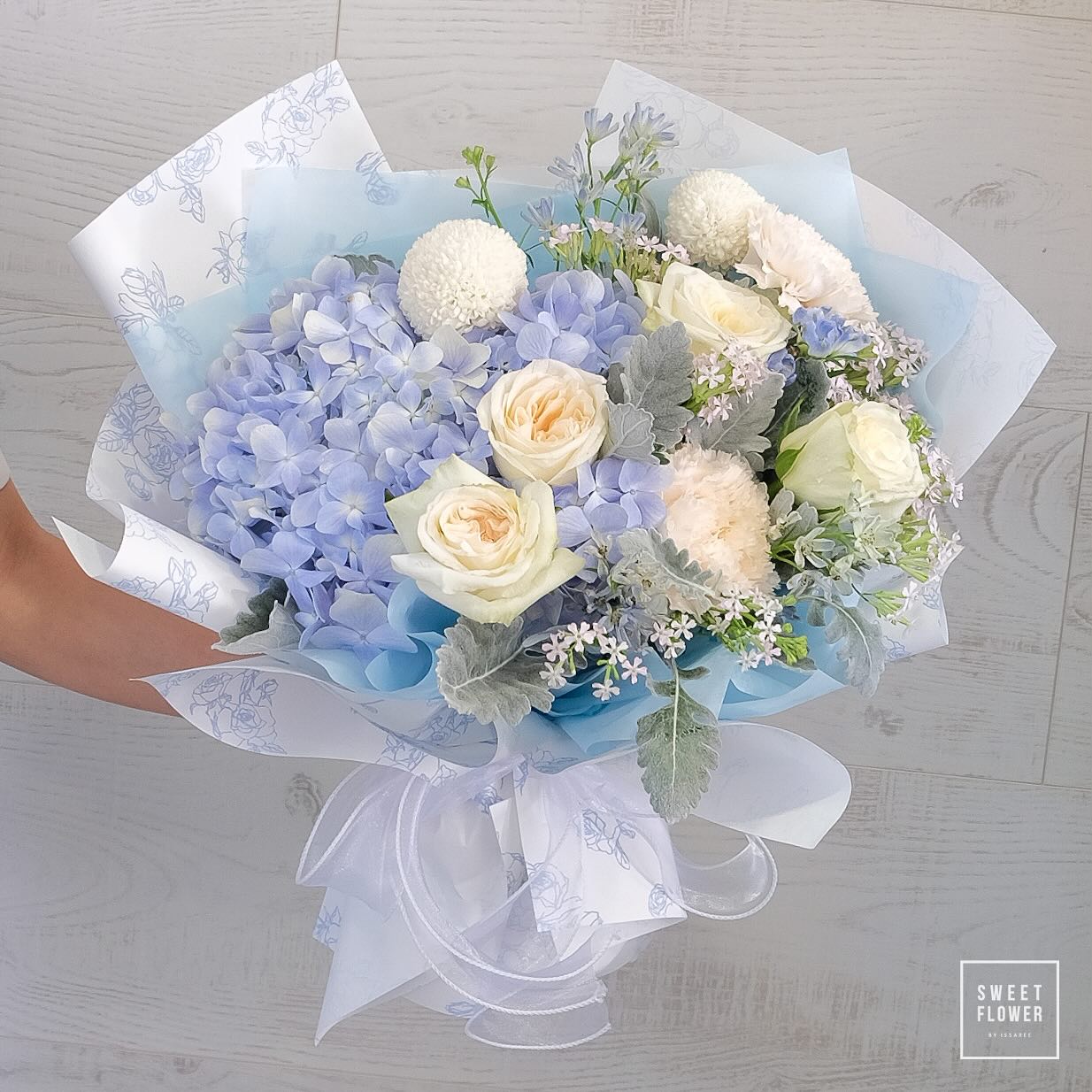 ช่อ ขาว-เขียว หวาน ดอกไม้หลัก ไฮเดรนเยีย กุหลาบ คาร์เนชั่น — ผลงานร้านดอกไม้ Sweetflower by Issaree — ภาพที่ 2 จาก 2