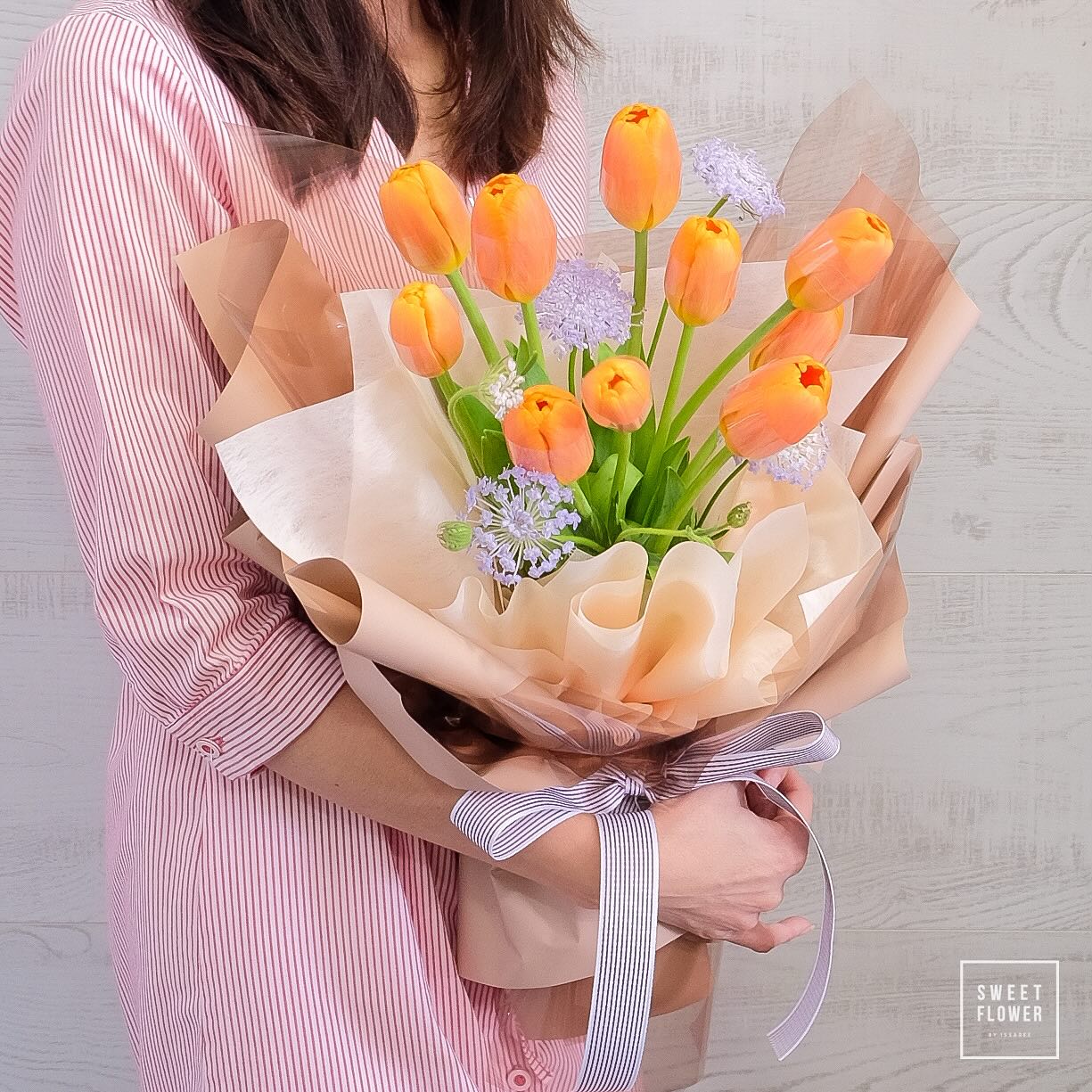 ช่อ ส้ม คลาสสิก ดอกไม้หลัก ทิวลิป — ผลงานร้านดอกไม้ Sweetflower by Issaree — ภาพที่ 2 จาก 2