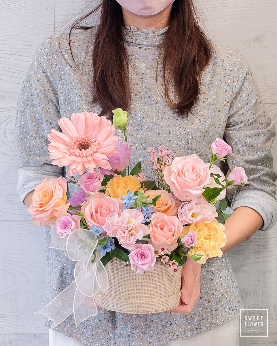 กล่อง พาสเทล หวาน ดอกไม้หลัก กุหลาบ เยอบีร่า คาร์เนชั่น — ผลงานร้านดอกไม้ Sweetflower by Issaree — ภาพที่ 2 จาก 2