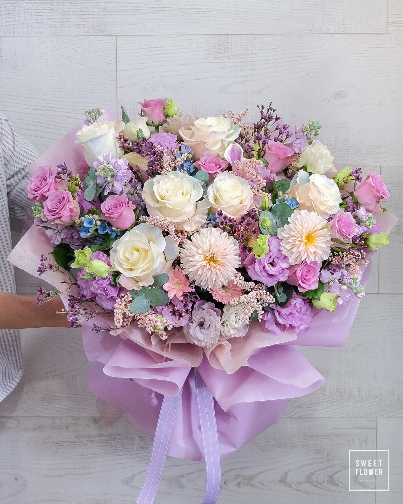 ช่อ พาสเทล คลาสสิก ดอกไม้หลัก กุหลาบ เดซี่/มาร์กาเร็ต คาร์เนชั่น — ผลงานร้านดอกไม้ Sweetflower by Issaree — ภาพที่ 5 จาก 7