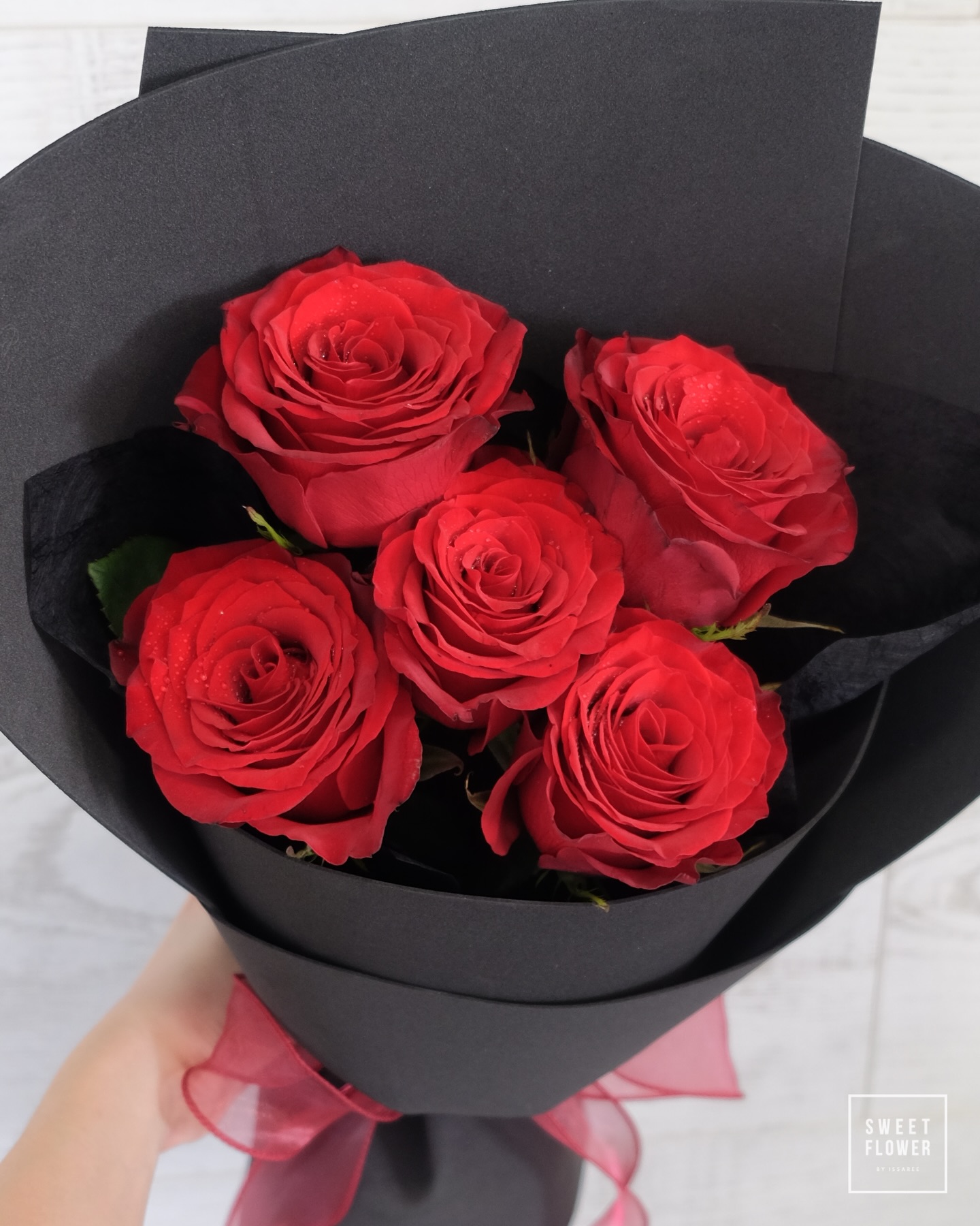 ช่อ แดงโรแมนติก คลาสสิก ดอกไม้หลัก กุหลาบ — ผลงานร้านดอกไม้ Sweetflower by Issaree — ภาพที่ 3 จาก 3