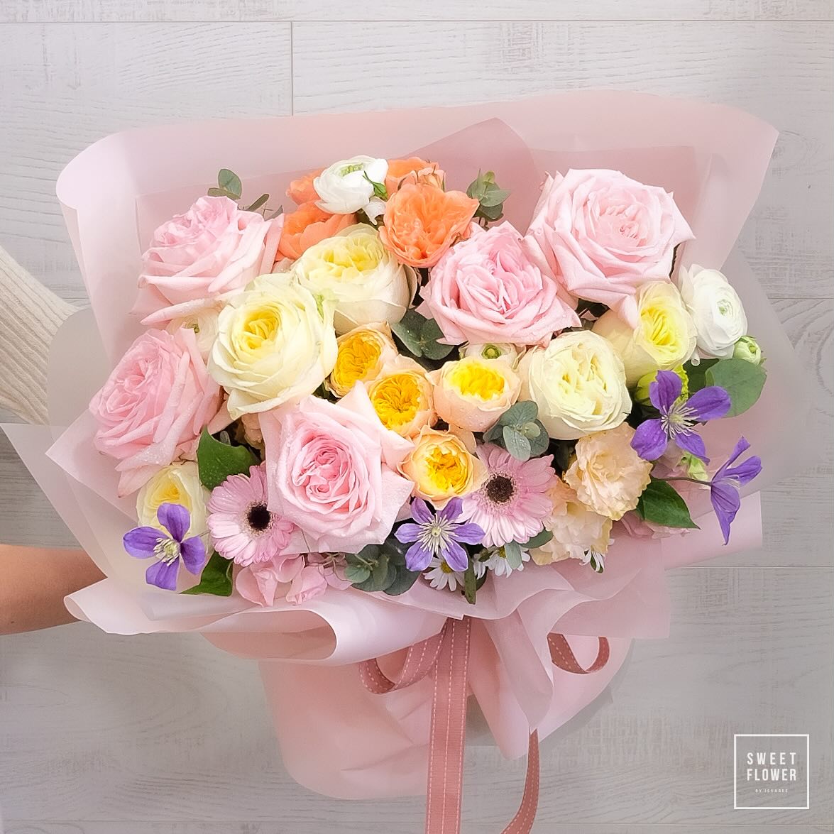 ช่อ หลากสี หวาน ดอกไม้หลัก กุหลาบ อื่นๆ ไลแซนทัส — ผลงานร้านดอกไม้ Sweetflower by Issaree — ภาพที่ 2 จาก 2