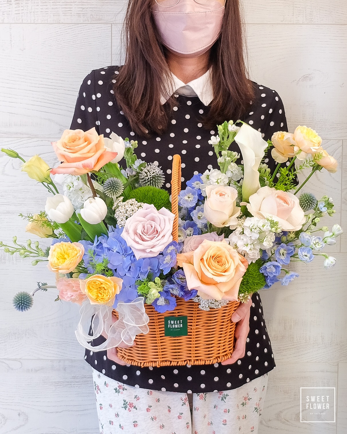 ตะกร้า หลากสี คลาสสิก ดอกไม้หลัก กุหลาบ ไฮเดรนเยีย ไลแซนทัส — ผลงานร้านดอกไม้ Sweetflower by Issaree — ภาพที่ 2 จาก 2