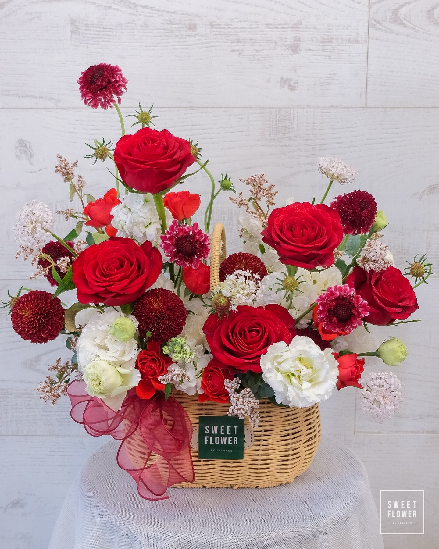 ตะกร้า แดง ขาว คลาสสิก ดอกไม้หลัก กุหลาบ — ผลงานร้านดอกไม้ Sweetflower by Issaree — ภาพที่ 2 จาก 2