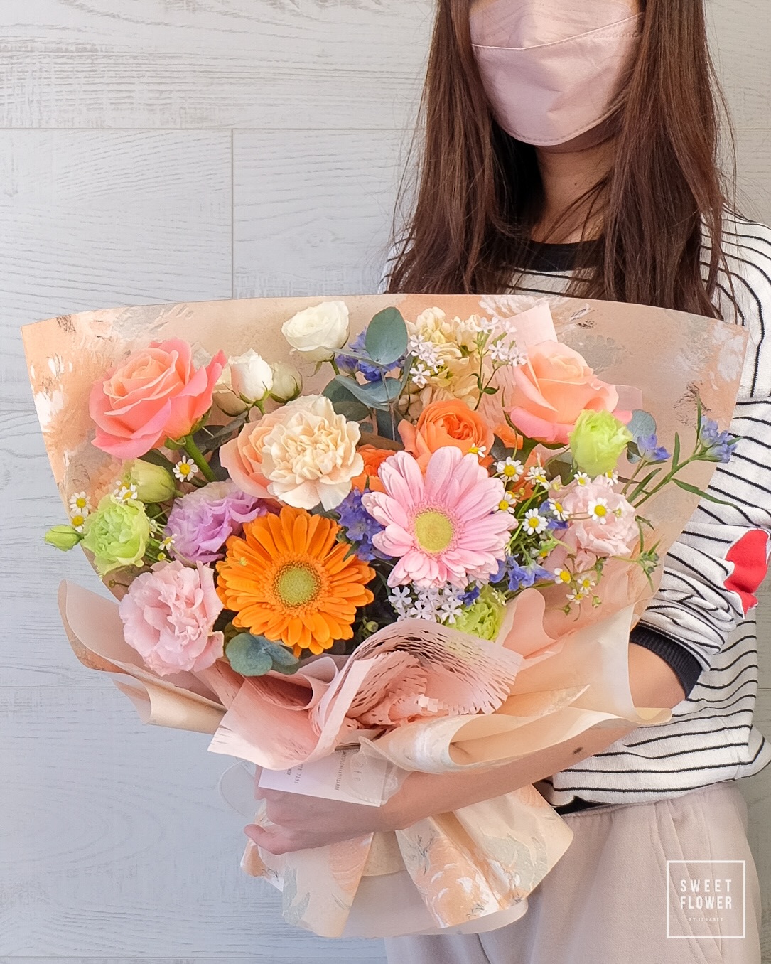 ช่อ พาสเทล หวาน ดอกไม้หลัก กุหลาบ คาร์เนชั่น เยอบีร่า — ผลงานร้านดอกไม้ Sweetflower by Issaree — ภาพที่ 2 จาก 2