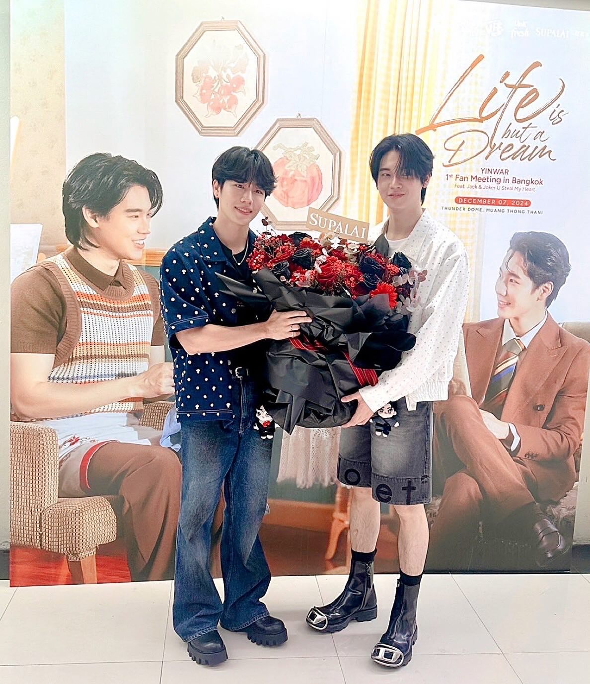 ช่อ แดงโรแมนติก คลาสสิก ดอกไม้หลัก กุหลาบเอกวาดอร์ อื่นๆ — ผลงานร้านดอกไม้ Sweetflower by Issaree — ภาพที่ 2 จาก 3
