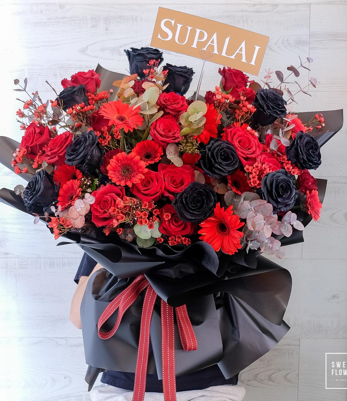 ช่อ แดงโรแมนติก คลาสสิก ดอกไม้หลัก กุหลาบเอกวาดอร์ อื่นๆ — ผลงานร้านดอกไม้ Sweetflower by Issaree — ภาพที่ 3 จาก 3