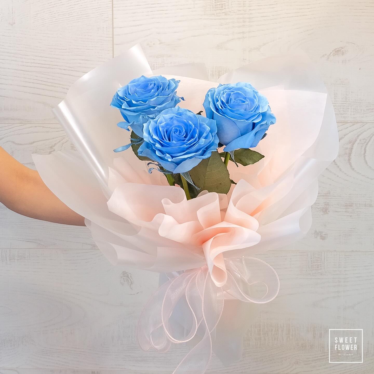 ช่อ ฟ้า คลาสสิก ดอกไม้หลัก กุหลาบเอกวาดอร์ — ผลงานร้านดอกไม้ Sweetflower by Issaree — ภาพที่ 3 จาก 3