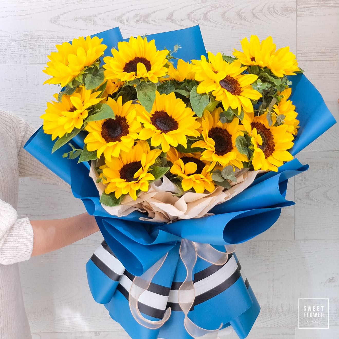 ช่อ เหลือง สดใส ดอกไม้หลัก ทานตะวัน — ผลงานร้านดอกไม้ Sweetflower by Issaree