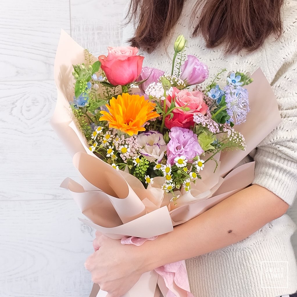ช่อ หลากสี หวาน ดอกไม้หลัก กุหลาบ เยอบีร่า คาร์เนชั่น — ผลงานร้านดอกไม้ Sweetflower by Issaree — ภาพที่ 3 จาก 3