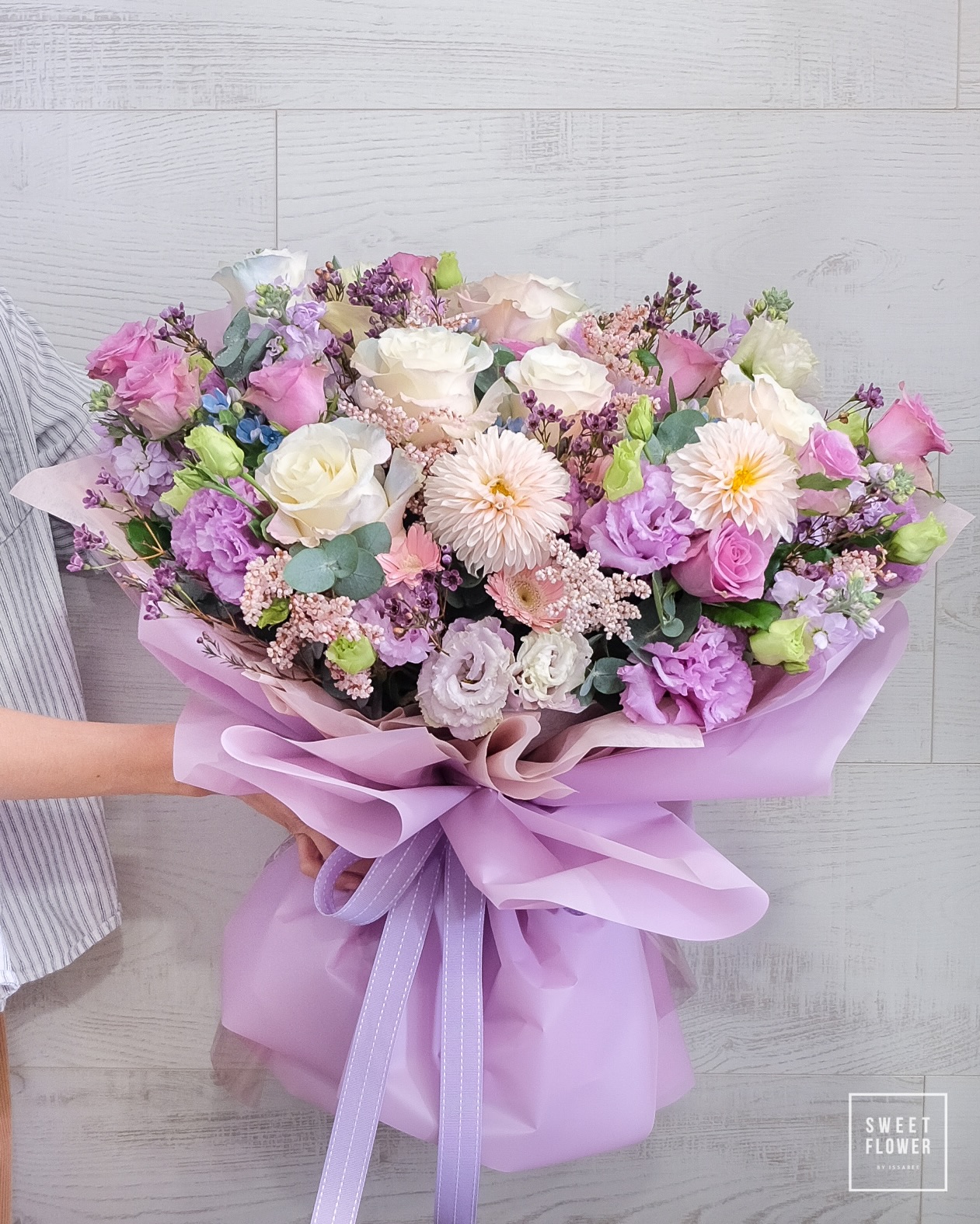 ช่อ พาสเทล คลาสสิก ดอกไม้หลัก กุหลาบ เดซี่/มาร์กาเร็ต คาร์เนชั่น — ผลงานร้านดอกไม้ Sweetflower by Issaree — ภาพที่ 7 จาก 7