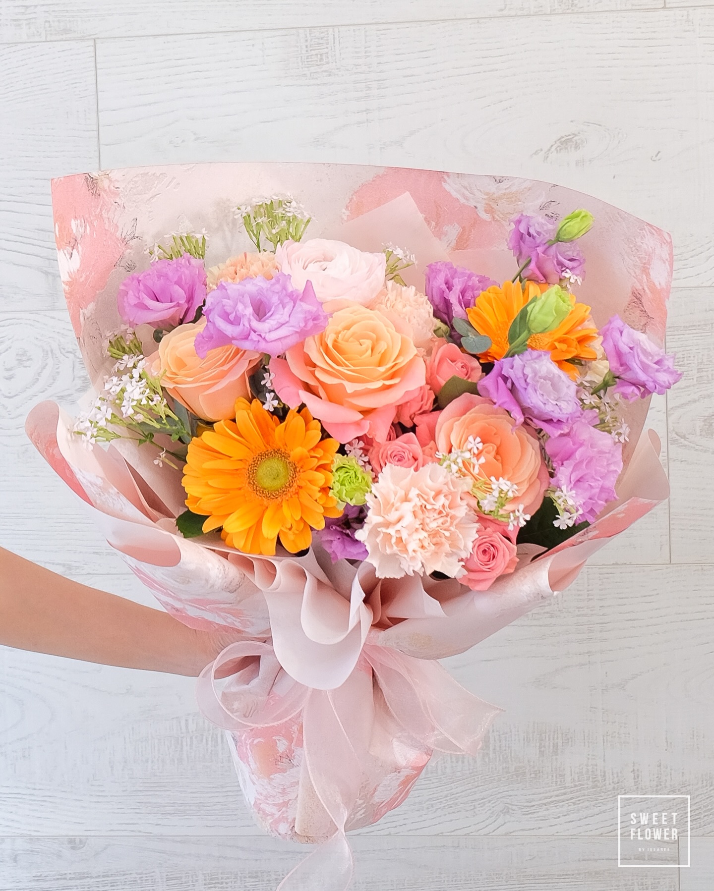 ช่อ หลากสี สดใส ดอกไม้หลัก กุหลาบ เยอบีร่า คาร์เนชั่น — ผลงานร้านดอกไม้ Sweetflower by Issaree — ภาพที่ 2 จาก 2