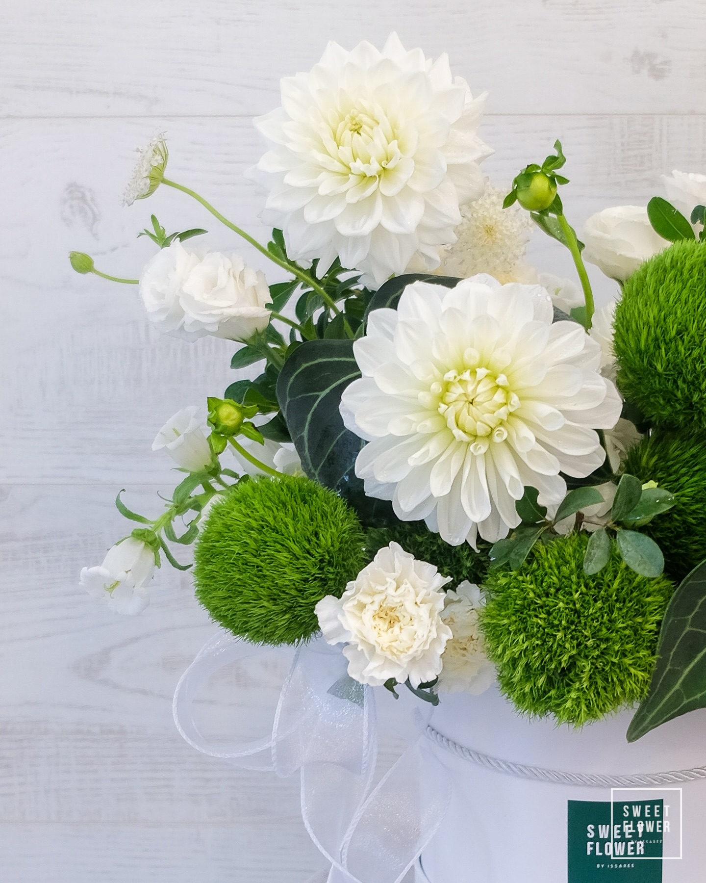 กล่อง ขาว-เขียว คลาสสิก ดอกไม้หลัก ดาเลีย คาร์เนชั่น กุหลาบ — ผลงานร้านดอกไม้ Sweetflower by Issaree — ภาพที่ 4 จาก 4