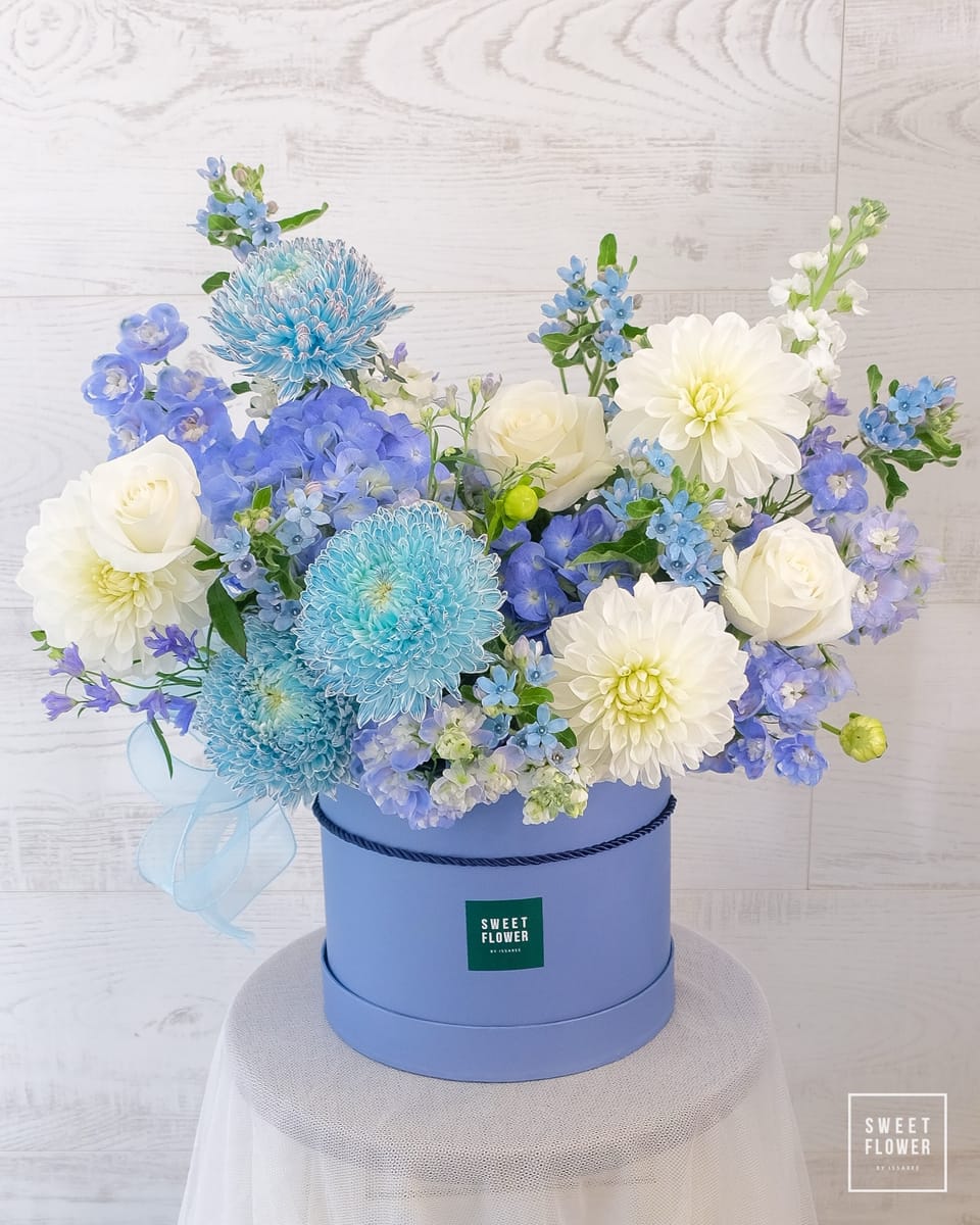 กล่อง ฟ้า ขาว คลาสสิก ดอกไม้หลัก ดาเลีย เบญจมาศ/มัม กุหลาบ — ผลงานร้านดอกไม้ Sweetflower by Issaree — ภาพที่ 1 จาก 3