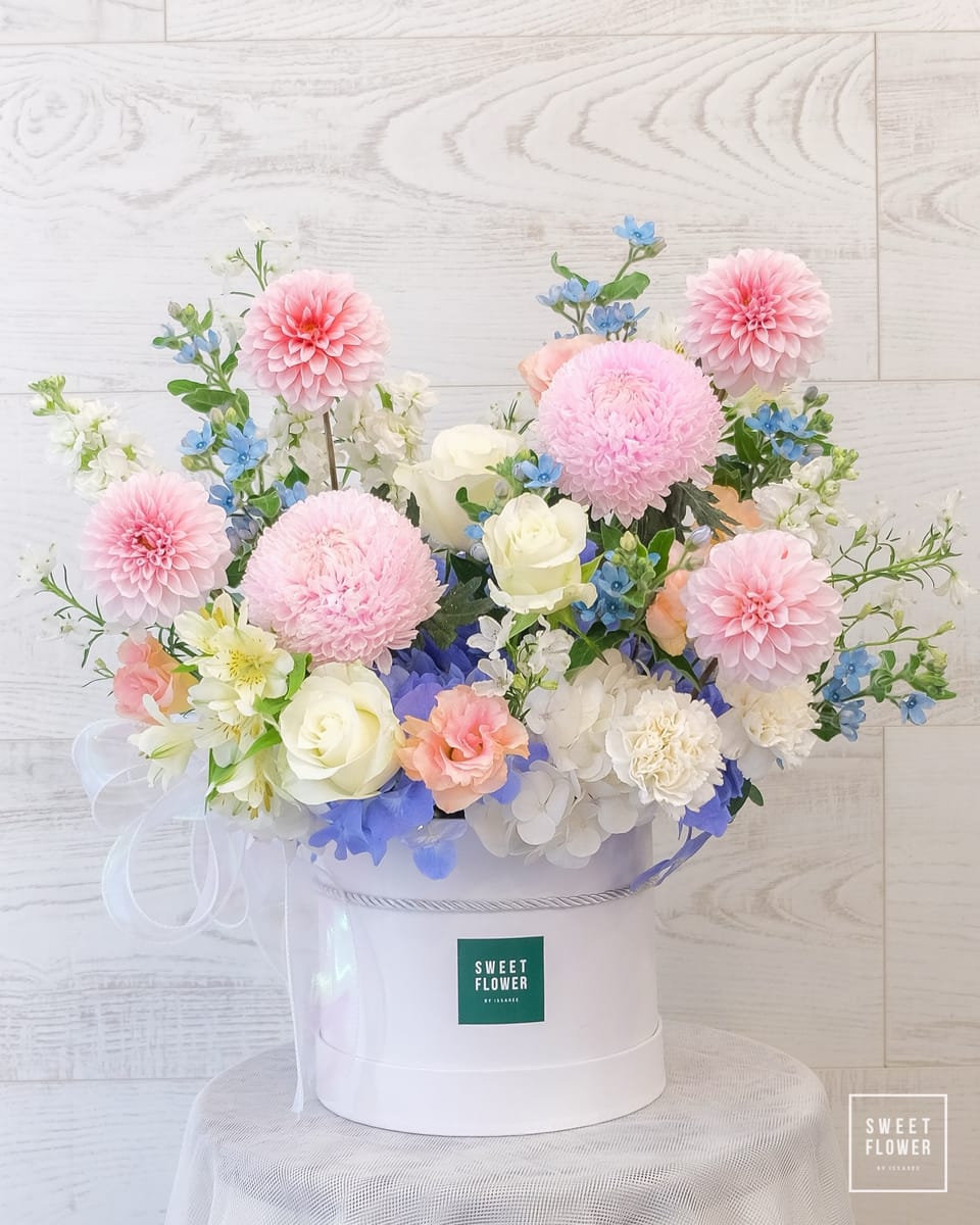 กล่อง พาสเทล หวาน ดอกไม้หลัก เบญจมาศ/มัม ดาเลีย กุหลาบ — ผลงานร้านดอกไม้ Sweetflower by Issaree