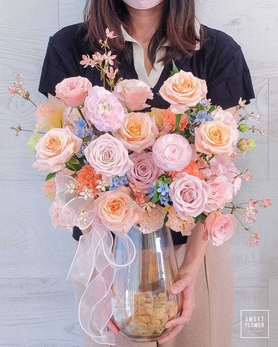 แจกัน พาสเทล หวาน ดอกไม้หลัก กุหลาบ — ผลงานร้านดอกไม้ Sweetflower by Issaree