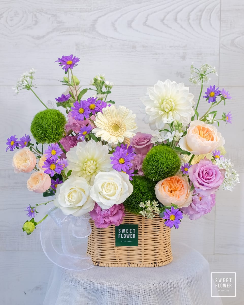 ตะกร้า พาสเทล คลาสสิก ดอกไม้หลัก กุหลาบ ดาเลีย เยอบีร่า — ผลงานร้านดอกไม้ Sweetflower by Issaree