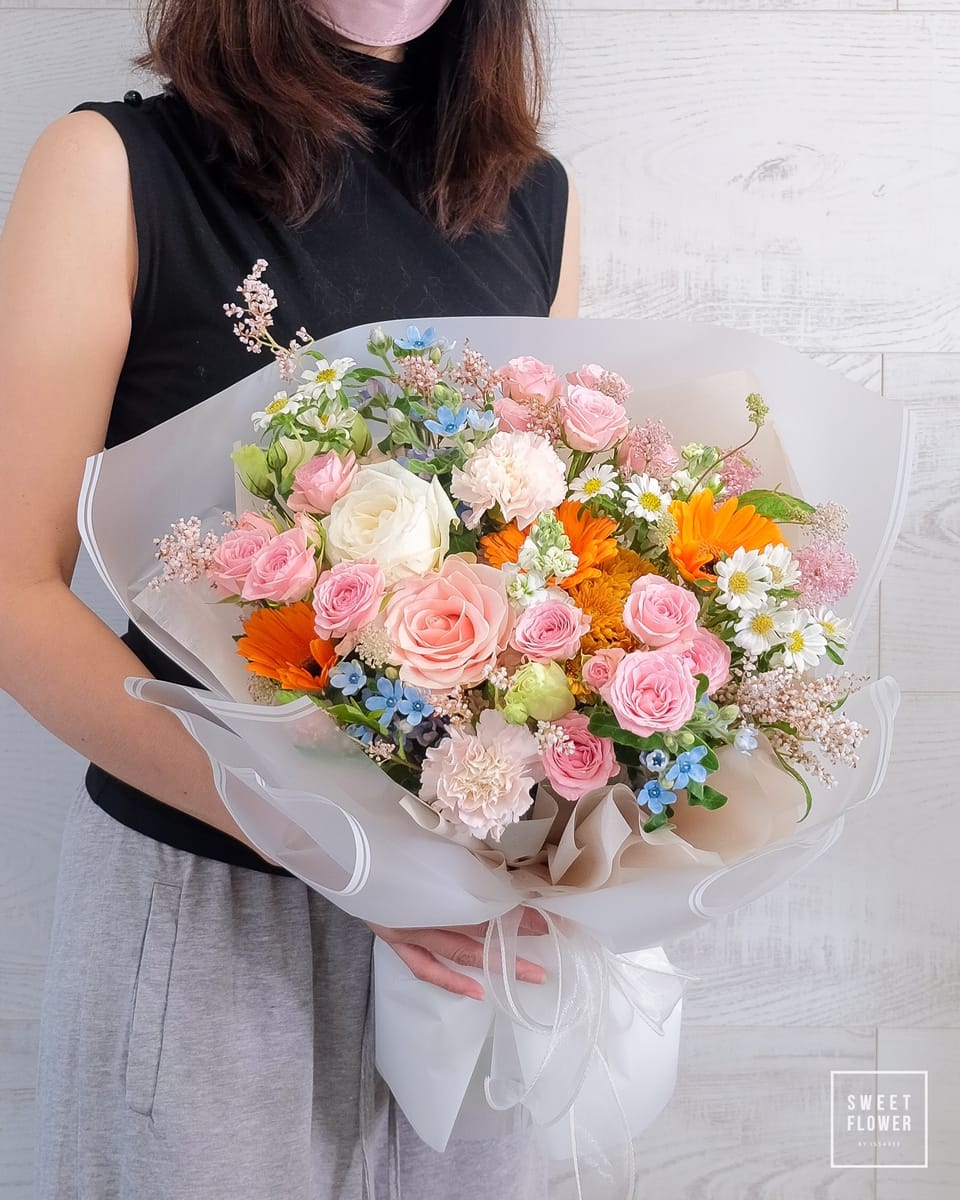 ช่อ สดใส หวาน ดอกไม้หลัก กุหลาบ คาร์เนชั่น เดซี่/มาร์กาเร็ต — ผลงานร้านดอกไม้ Sweetflower by Issaree — ภาพที่ 2 จาก 2
