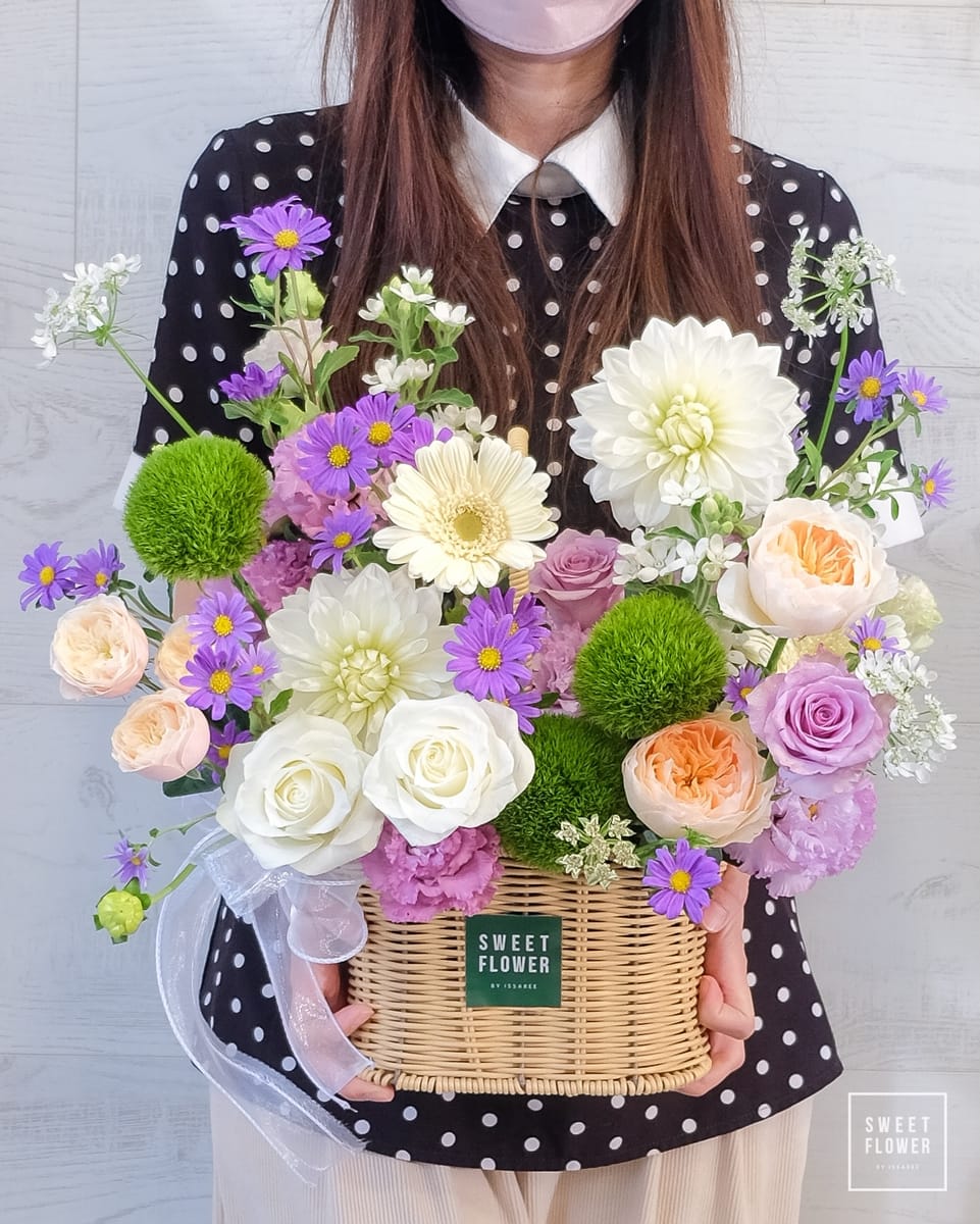 ตะกร้า พาสเทล คลาสสิก ดอกไม้หลัก กุหลาบ ดาเลีย เยอบีร่า — ผลงานร้านดอกไม้ Sweetflower by Issaree — ภาพที่ 2 จาก 4