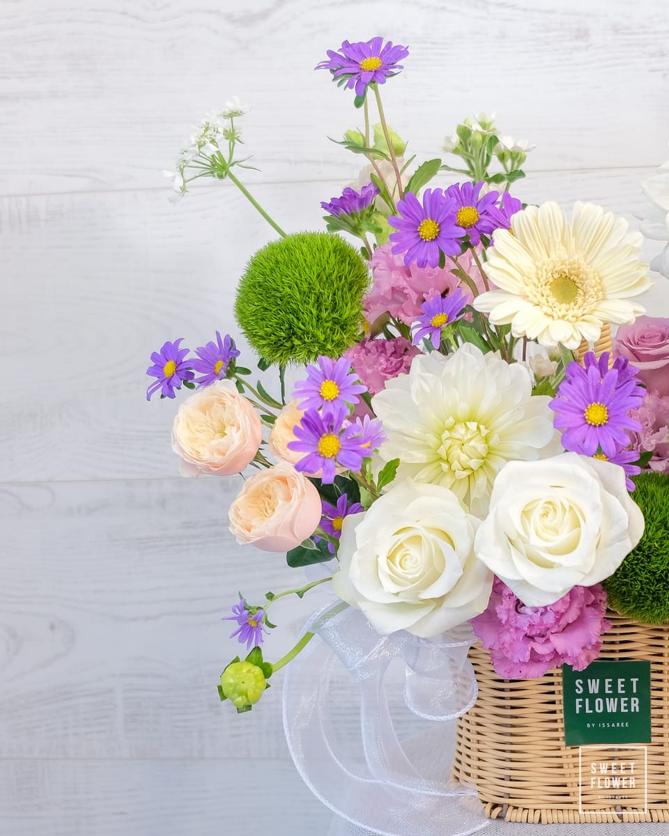 ตะกร้า พาสเทล คลาสสิก ดอกไม้หลัก กุหลาบ ดาเลีย เยอบีร่า — ผลงานร้านดอกไม้ Sweetflower by Issaree — ภาพที่ 3 จาก 4