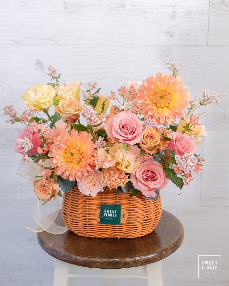 ตะกร้า เอิร์ธโทน คลาสสิก ดอกไม้หลัก กุหลาบ ดาเลีย อื่นๆ — ผลงานร้านดอกไม้ Sweetflower by Issaree