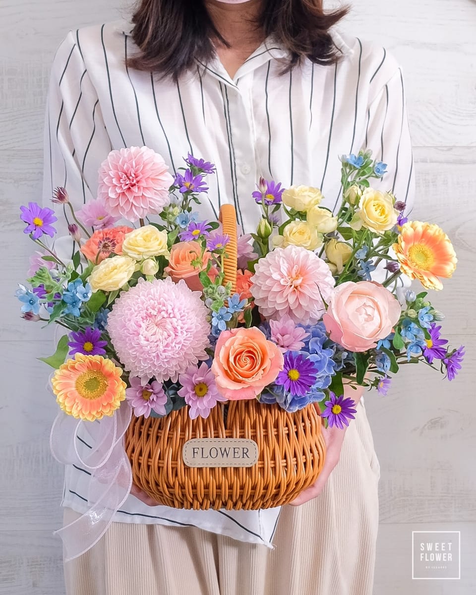 ตะกร้า สดใส หวาน ดอกไม้หลัก กุหลาบ เบญจมาศ/มัม ดาเลีย — ผลงานร้านดอกไม้ Sweetflower by Issaree — ภาพที่ 1 จาก 2