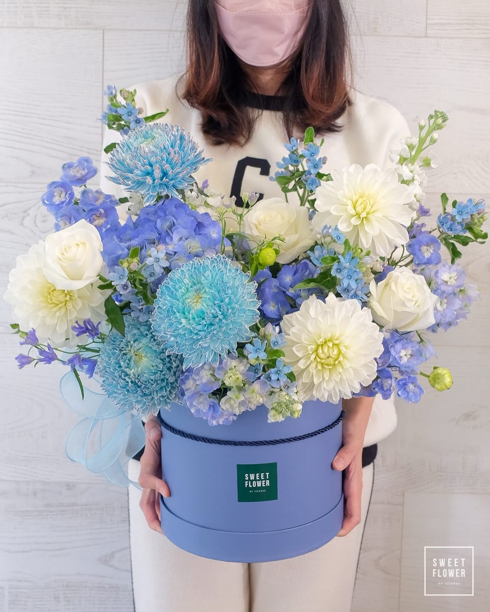 กล่อง ฟ้า ขาว คลาสสิก ดอกไม้หลัก ดาเลีย เบญจมาศ/มัม กุหลาบ — ผลงานร้านดอกไม้ Sweetflower by Issaree — ภาพที่ 2 จาก 3