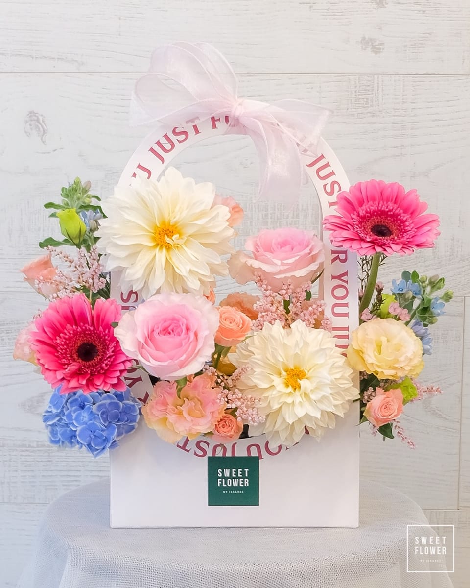 ตะกร้า พาสเทล หวาน ดอกไม้หลัก กุหลาบ เยอบีร่า ดาเลีย — ผลงานร้านดอกไม้ Sweetflower by Issaree — ภาพที่ 1 จาก 2