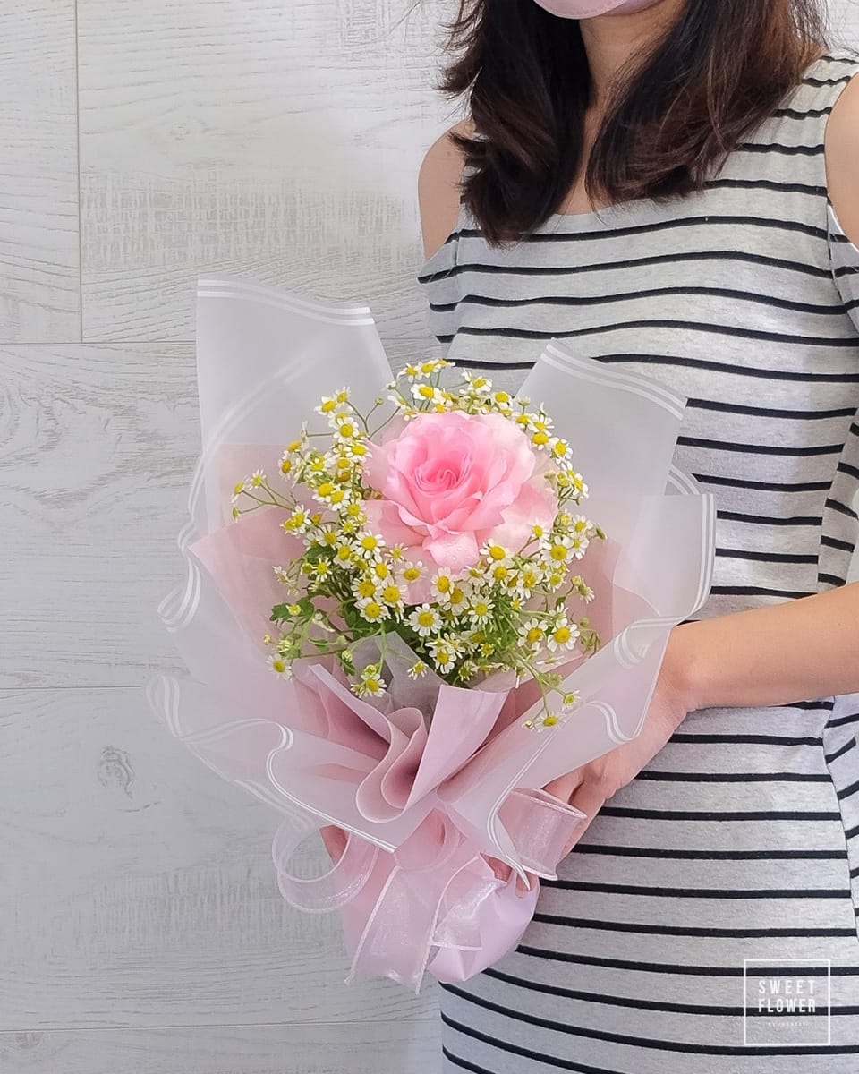 ช่อ สดใส หวาน ดอกไม้หลัก กุหลาบ เดซี่/มาร์กาเร็ต — ผลงานร้านดอกไม้ Sweetflower by Issaree — ภาพที่ 1 จาก 1