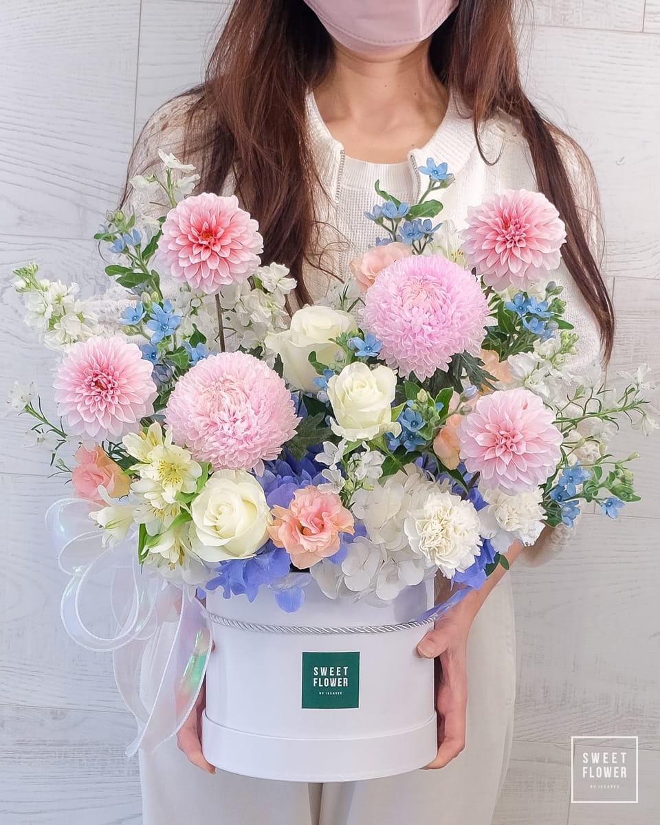 กล่อง พาสเทล หวาน ดอกไม้หลัก เบญจมาศ/มัม ดาเลีย กุหลาบ — ผลงานร้านดอกไม้ Sweetflower by Issaree — ภาพที่ 2 จาก 2