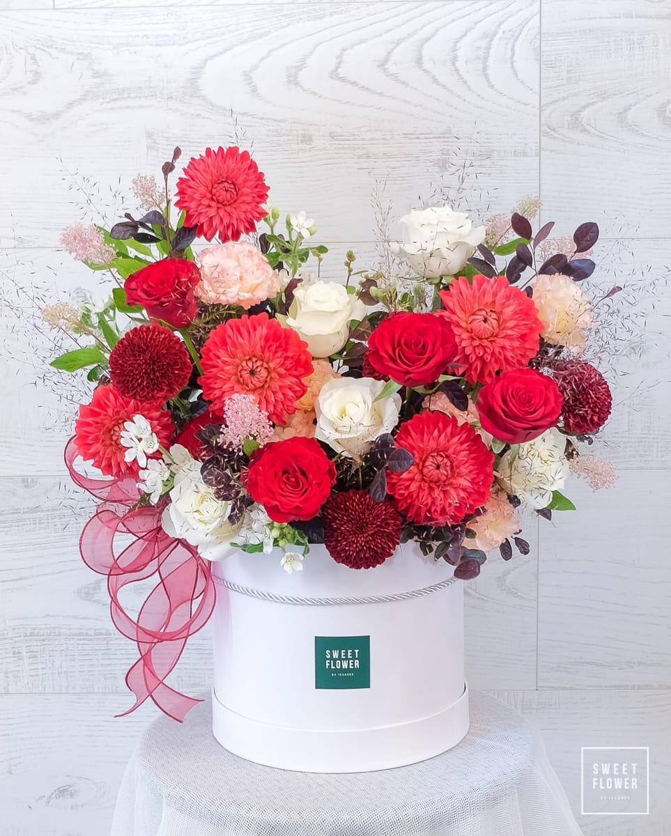 กล่อง แดงโรแมนติก คลาสสิก ดอกไม้หลัก กุหลาบ ดาเลีย — ผลงานร้านดอกไม้ Sweetflower by Issaree