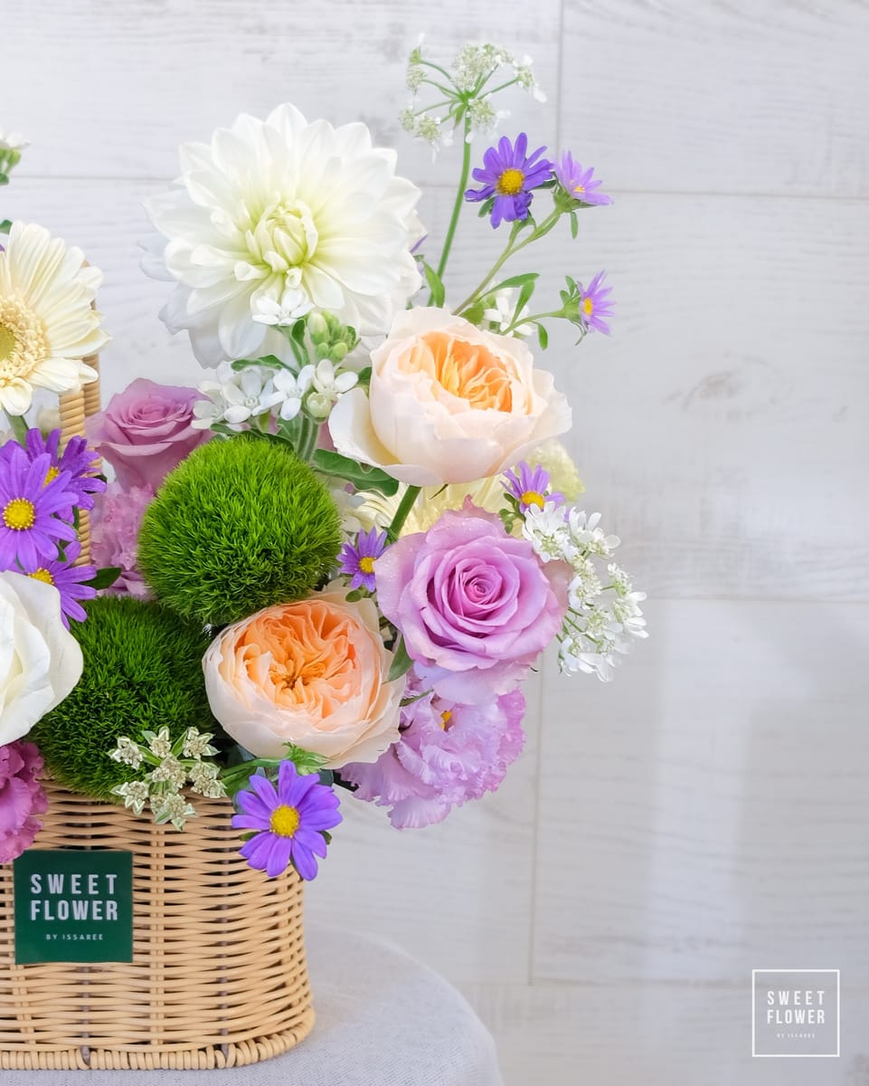 ตะกร้า พาสเทล คลาสสิก ดอกไม้หลัก กุหลาบ ดาเลีย เยอบีร่า — ผลงานร้านดอกไม้ Sweetflower by Issaree — ภาพที่ 4 จาก 4