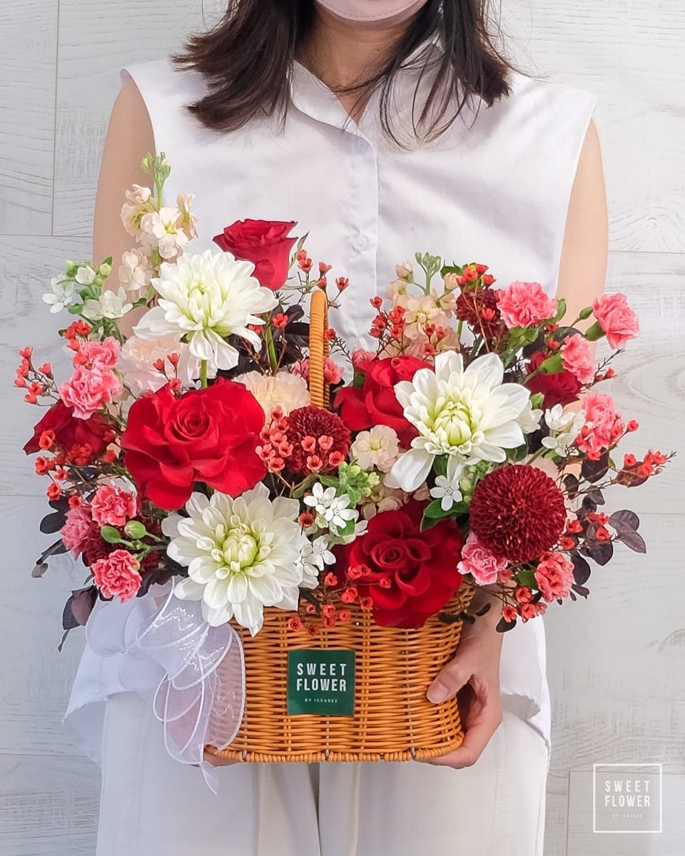 ตะกร้า แดง ขาว คลาสสิก ดอกไม้หลัก กุหลาบ ดาเลีย — ผลงานร้านดอกไม้ Sweetflower by Issaree — ภาพที่ 2 จาก 2