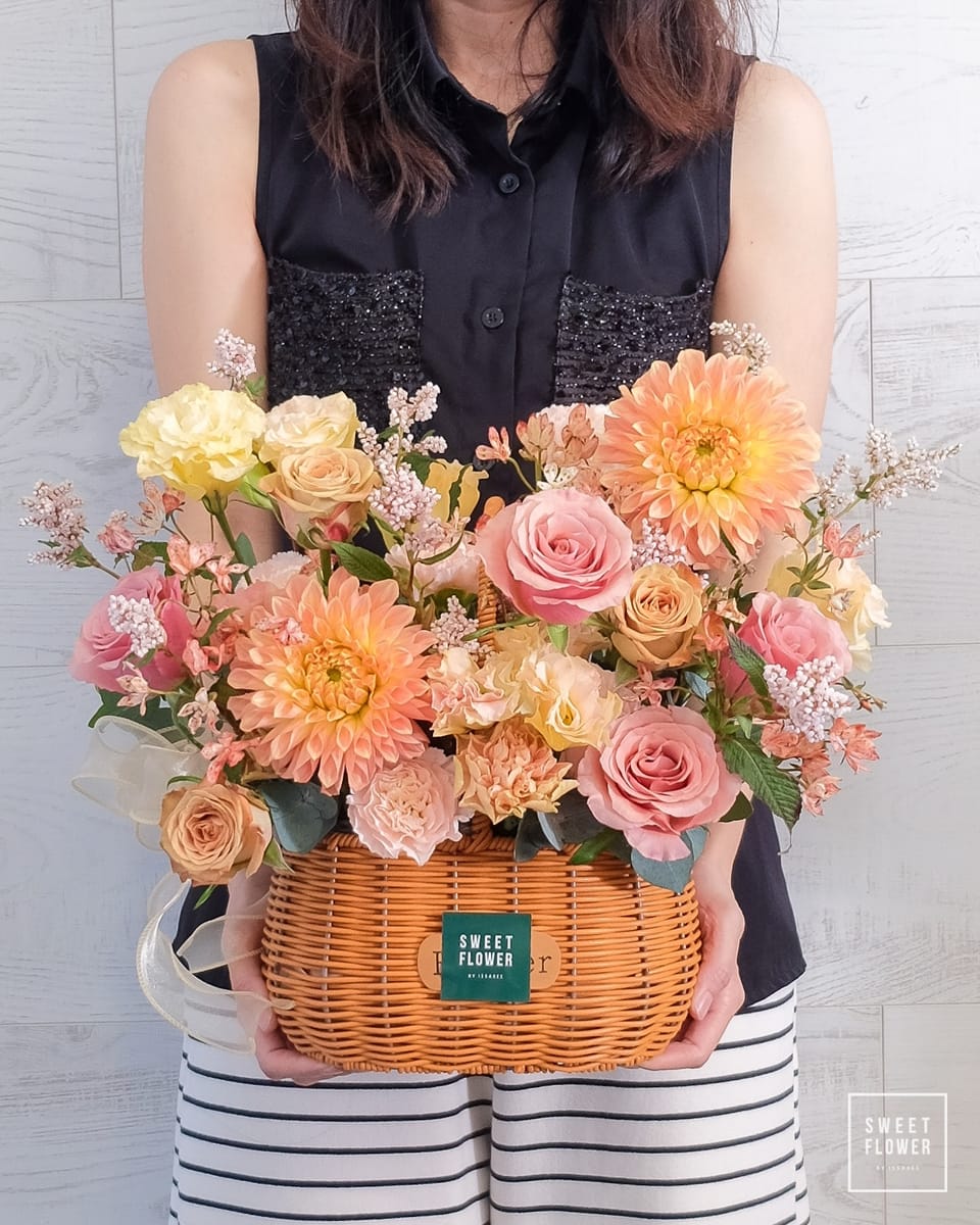 ตะกร้า เอิร์ธโทน คลาสสิก ดอกไม้หลัก กุหลาบ ดาเลีย อื่นๆ — ผลงานร้านดอกไม้ Sweetflower by Issaree — ภาพที่ 2 จาก 2