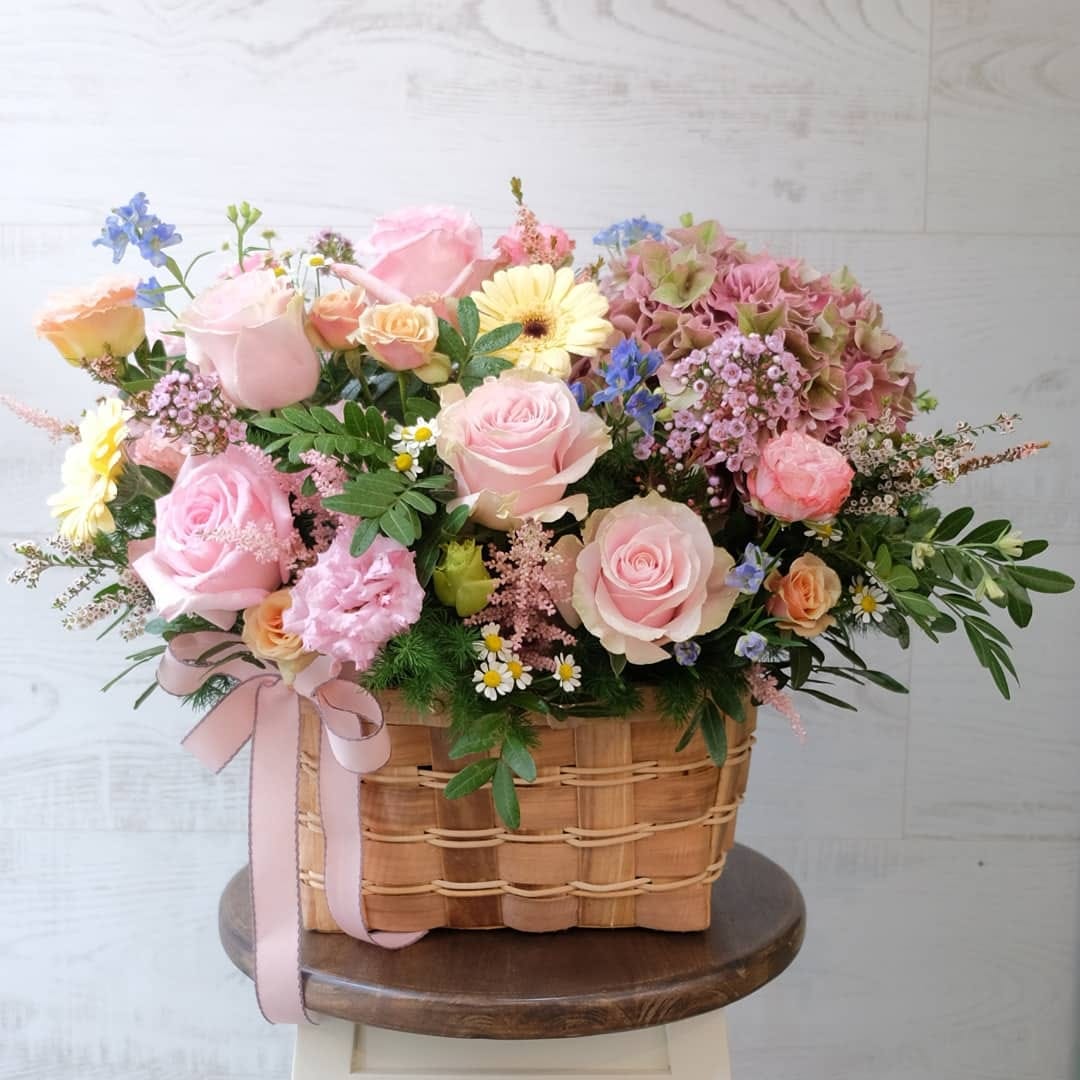 ตะกร้า พาสเทล หวาน ดอกไม้หลัก กุหลาบ ไฮเดรนเยีย คาร์เนชั่น — ผลงานร้านดอกไม้ Sweetflower by Issaree