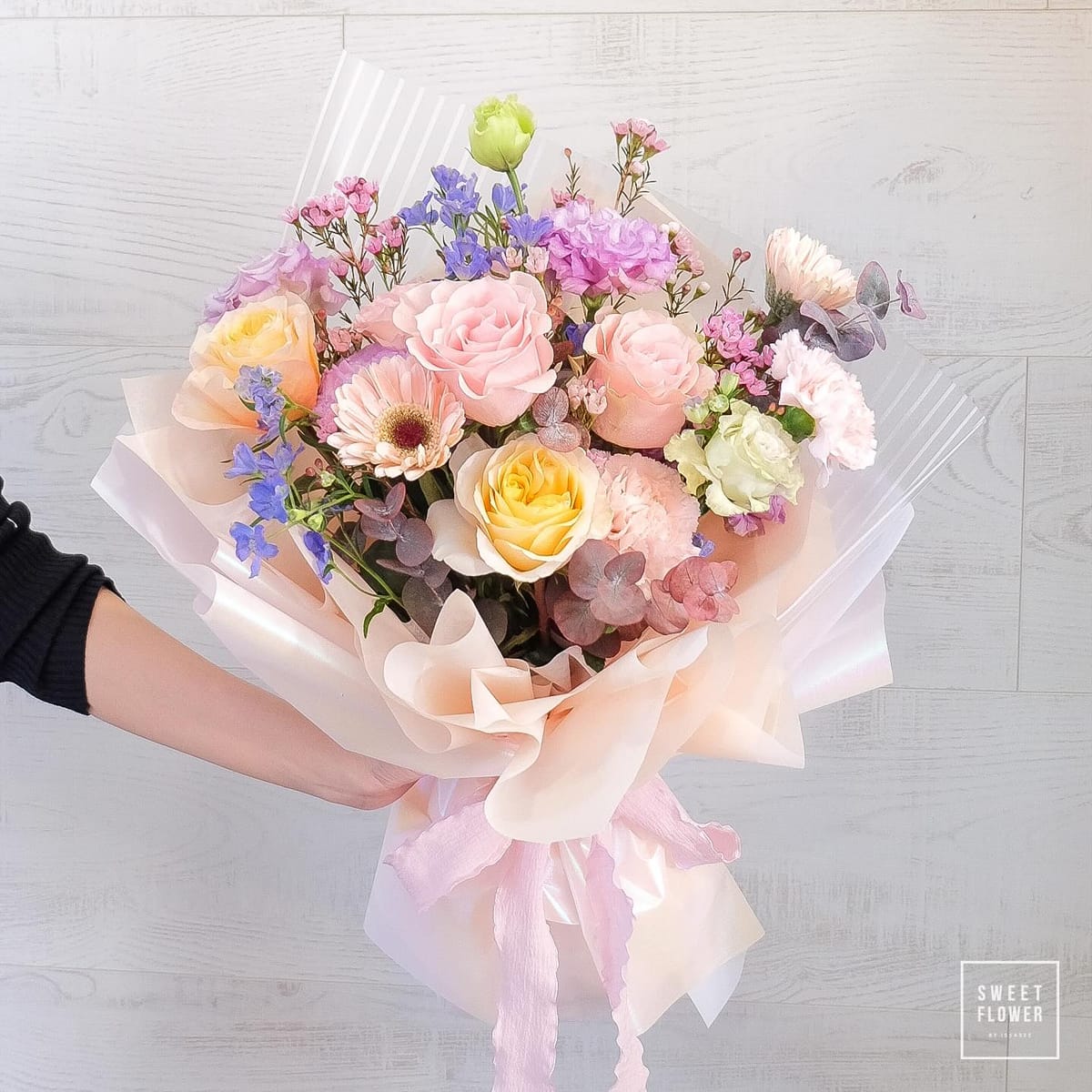 ช่อ พาสเทล หวาน ดอกไม้หลัก กุหลาบ เยอบีร่า คาร์เนชั่น — ผลงานร้านดอกไม้ Sweetflower by Issaree