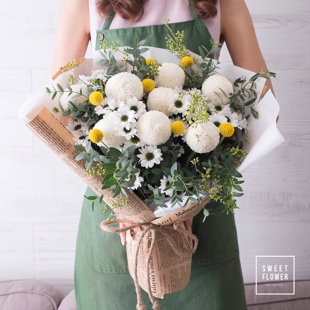ช่อ ขาว-เขียว หวาน ดอกไม้หลัก เบญจมาศ/มัม เดซี่/มาร์กาเร็ต ยูคาลิปตัส/ใบไม้ — ผลงานร้านดอกไม้ Sweetflower by Issaree — ภาพที่ 1 จาก 3