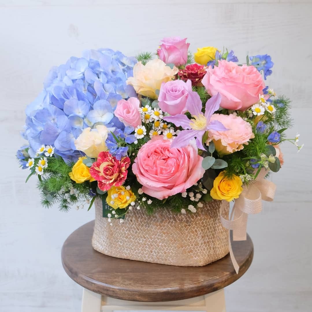 กล่อง หลากสี หวาน ดอกไม้หลัก ไฮเดรนเยีย กุหลาบ เดซี่/มาร์กาเร็ต — ผลงานร้านดอกไม้ Sweetflower by Issaree — ภาพที่ 1 จาก 4