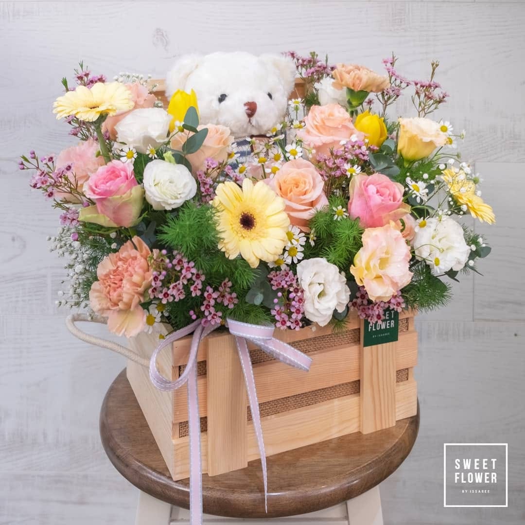 กล่อง พาสเทล สดใส ดอกไม้หลัก กุหลาบ เดซี่/มาร์กาเร็ต ทิวลิป — ผลงานร้านดอกไม้ Sweetflower by Issaree — ภาพที่ 2 จาก 4