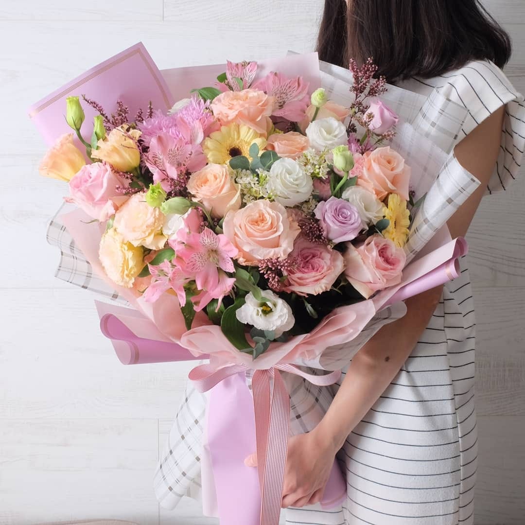 ช่อ พาสเทล หวาน ดอกไม้หลัก กุหลาบ คาร์เนชั่น ลิลลี่ — ผลงานร้านดอกไม้ Sweetflower by Issaree