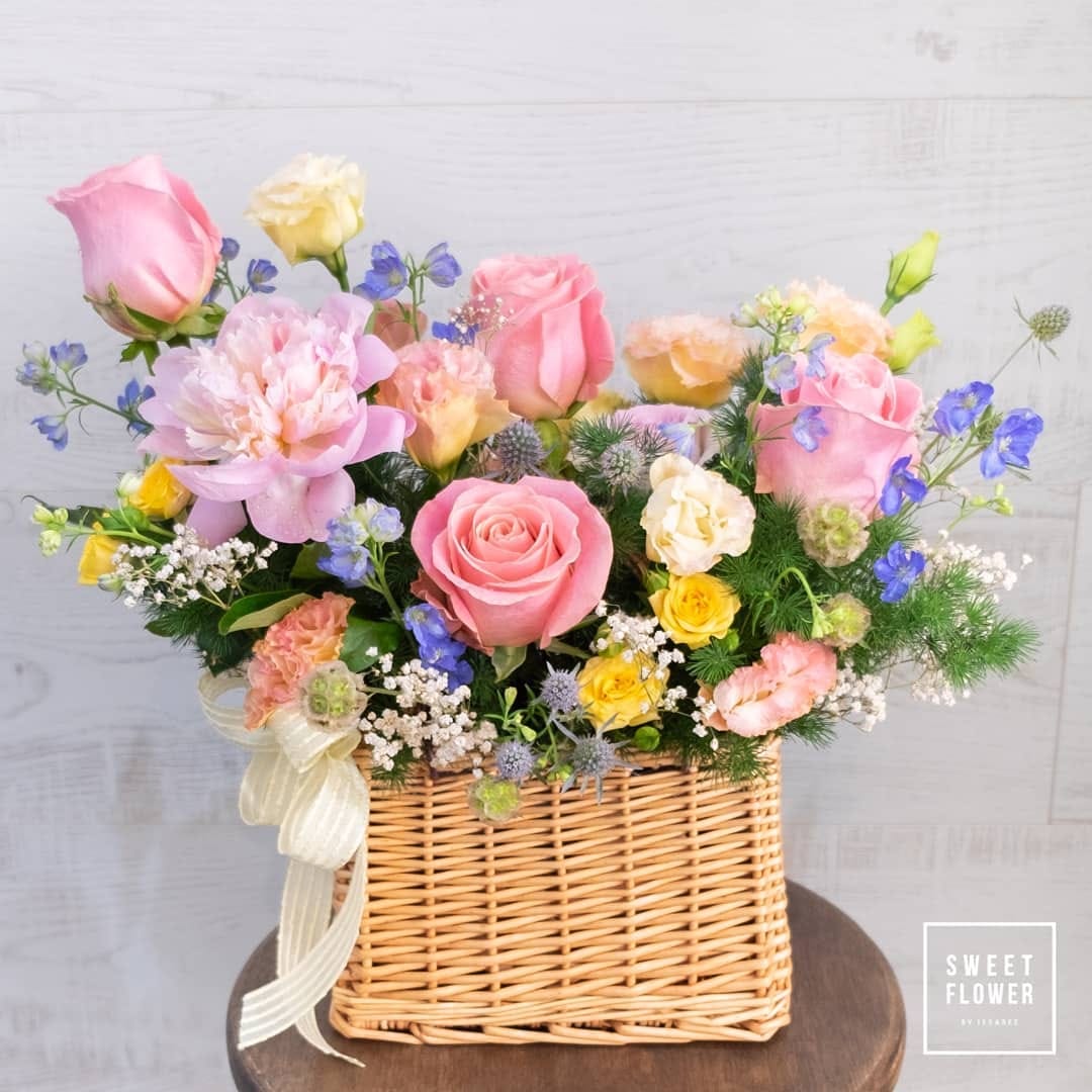 ตะกร้า หลากสี หวาน ดอกไม้หลัก กุหลาบ พีโอนี่ คาร์เนชั่น — ผลงานร้านดอกไม้ Sweetflower by Issaree
