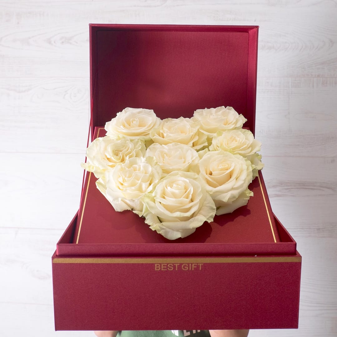 กล่อง ขาว-เขียว ดอกไม้หลัก กุหลาบ — ผลงานร้านดอกไม้ Sweetflower by Issaree — ภาพที่ 1 จาก 4